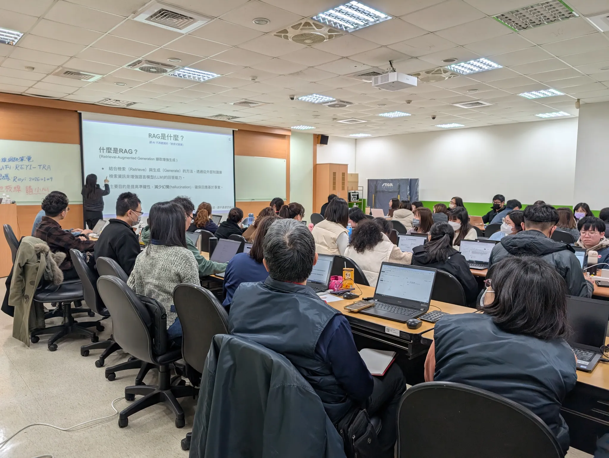 大型 AI 培訓工作坊現場