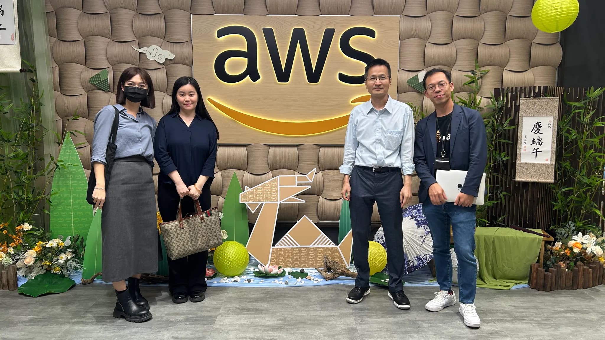 智慧方案團隊與 AWS 合作夥伴合影