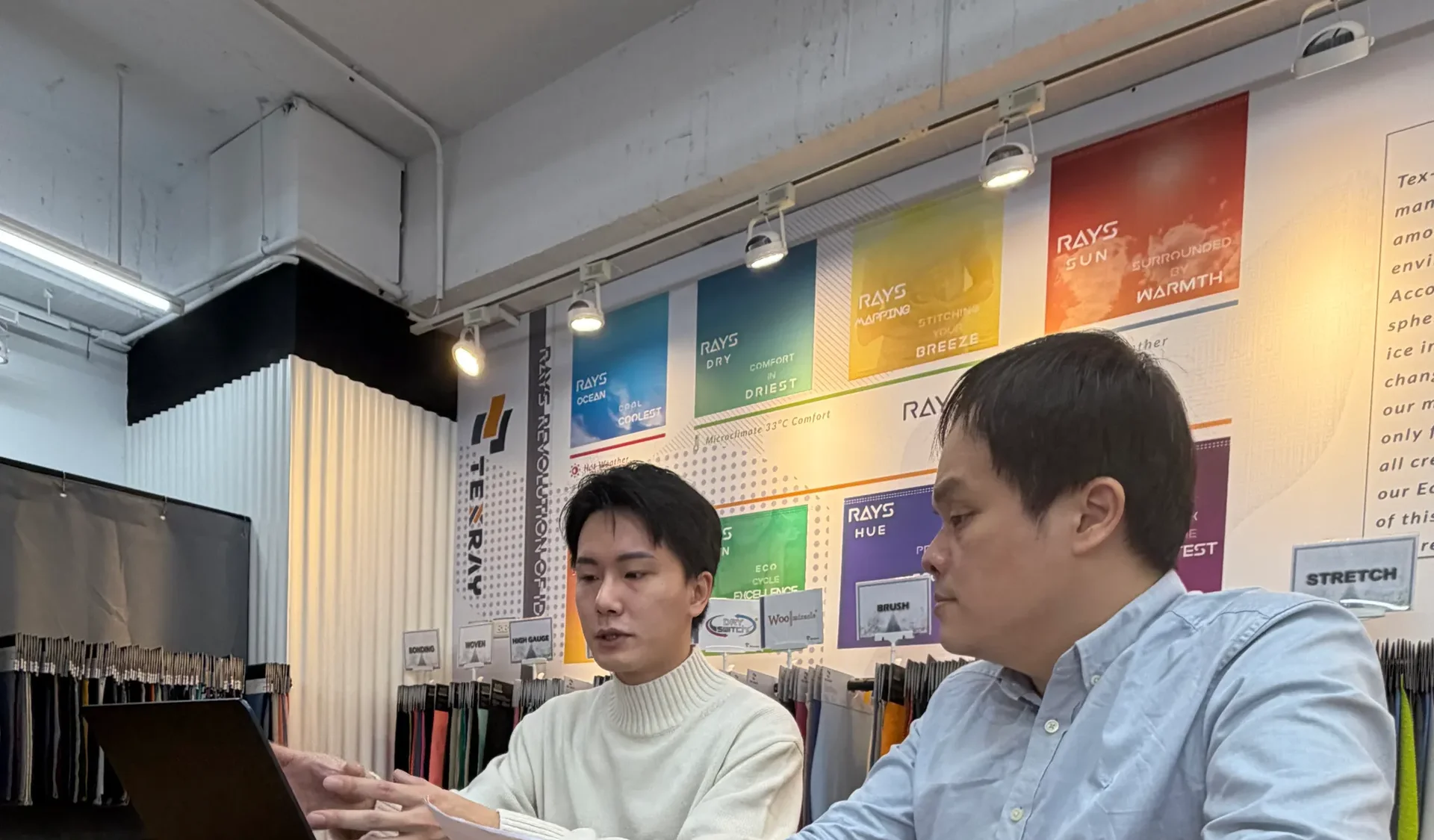 顧問在南緯實業布料展示間進行一對一討論